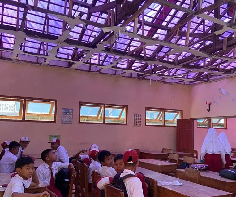 Atap Sekolah Roboh, Siswa SDN Nongkodono Ponorogo Belajar dengan Beratapkan Terpal