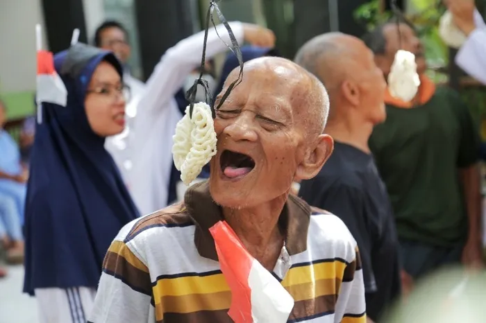 Lansia di Griya Wreda Jambangan Antusias Ikuti Lomba Balap Tempeh dan Makan Kerupuk