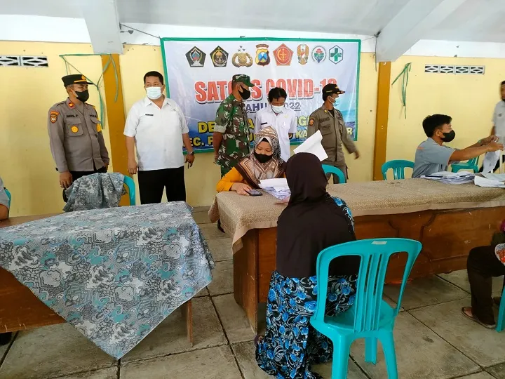 Polsek Panggungrejo Lakukan Pendampingan Pembagian BLT-BBM dan BPNT Kemensos RI Tahun 2022