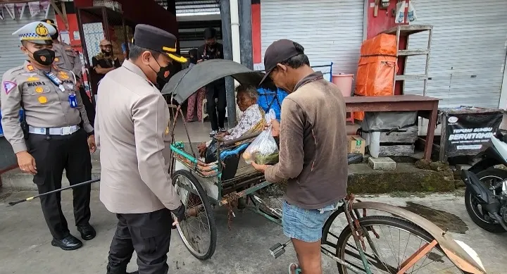 Kapolres Blitar Kota Lakukan Program Jumat Semangat Guna Membantu Masyarakat yang Terdampak Kenaikan BBM