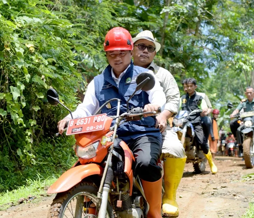 Tinjau Banjir Pameungpeuk, Wagub Jabar Salurkan Bantuan