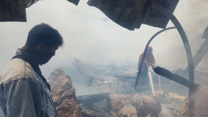 Pabrik Mebel Mojosari Ludes Dilalap Si Jago Merah