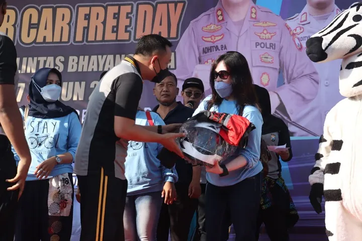 Kapolres Blitar AKBP Adhitya Panji Anom S.IK Peringati HUT Lalu Lintas ke 67 di Alun-alun Kab Blitar