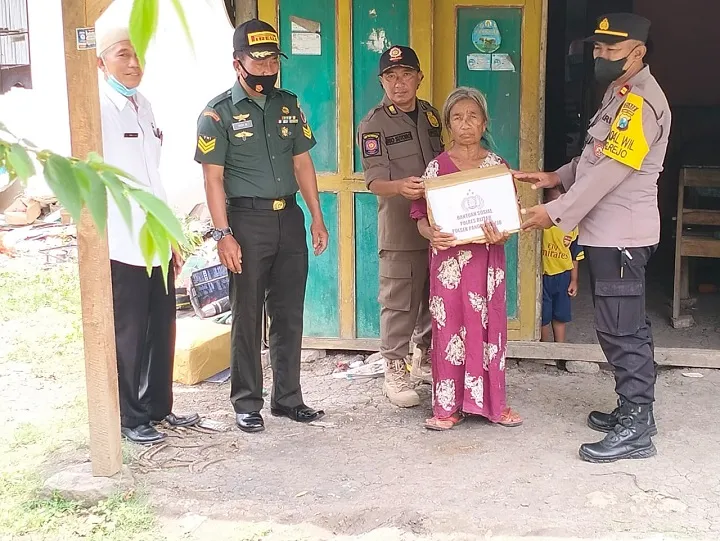 Blusukan di Rumah Warga Kampung Nelayan Desa Sumberagung Kapolsek Panggungrejo Bagikan Bansos