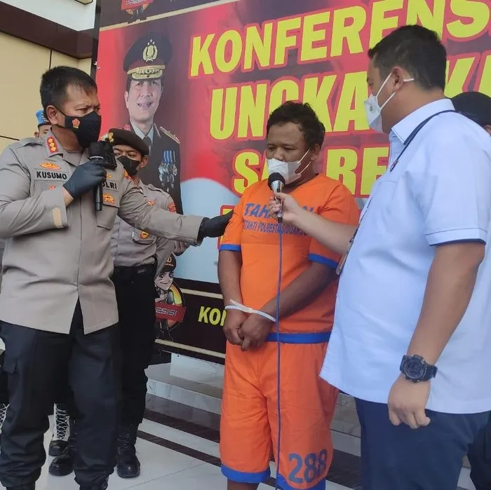 Sering Kepergok Nonton Bokep di HP, Suami Bakar Istri dan Anak