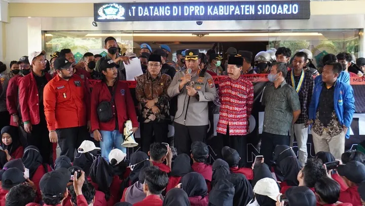 Ratusan Mahasiswa Sidoarjo Demo Tolak Kenaikan Harga BBM