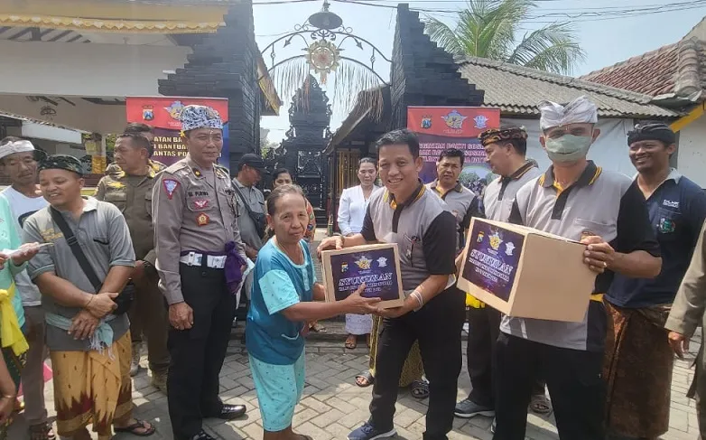 Peringati Hari Lalu Lintas Bhayangkara ke-67, Jajaran Polda Jatim Bersihkan Tempat Ibadah dan Bagikan Sembako