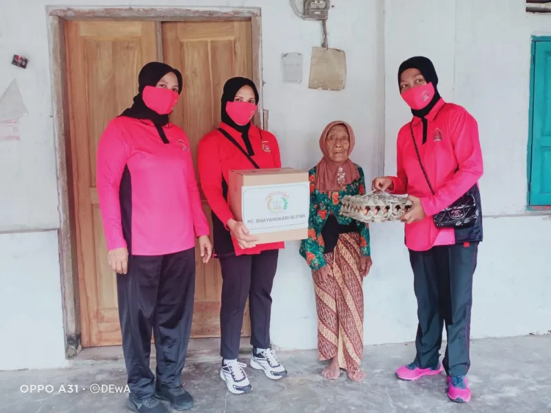 Baca juga : Bhayangkari Ranting Polsek Kanigoro Beri Bansos Kepada Masyarakat