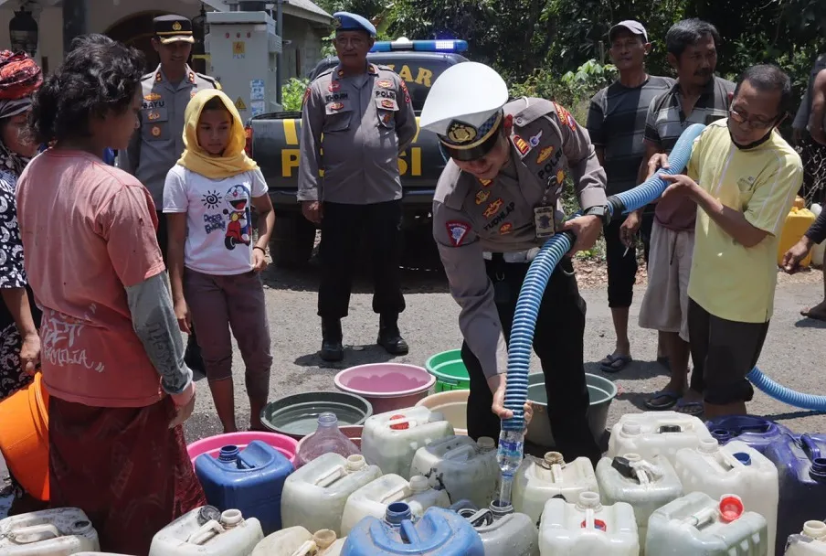 Warga Terdampak Kekeringan, Polres Pasuruan Salurkan Bantuan Air Bersih