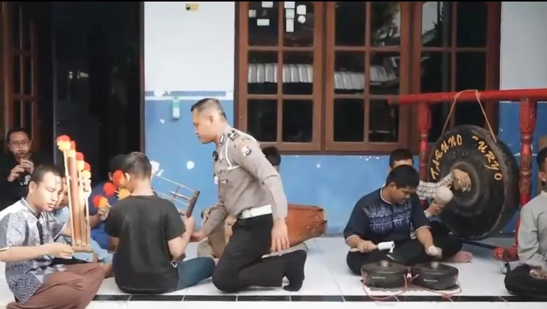 Lestarikan Budaya, Polres Ponorogo Beri Anak - Anak Tuna Netra Pelatihan Reog Ponorogo