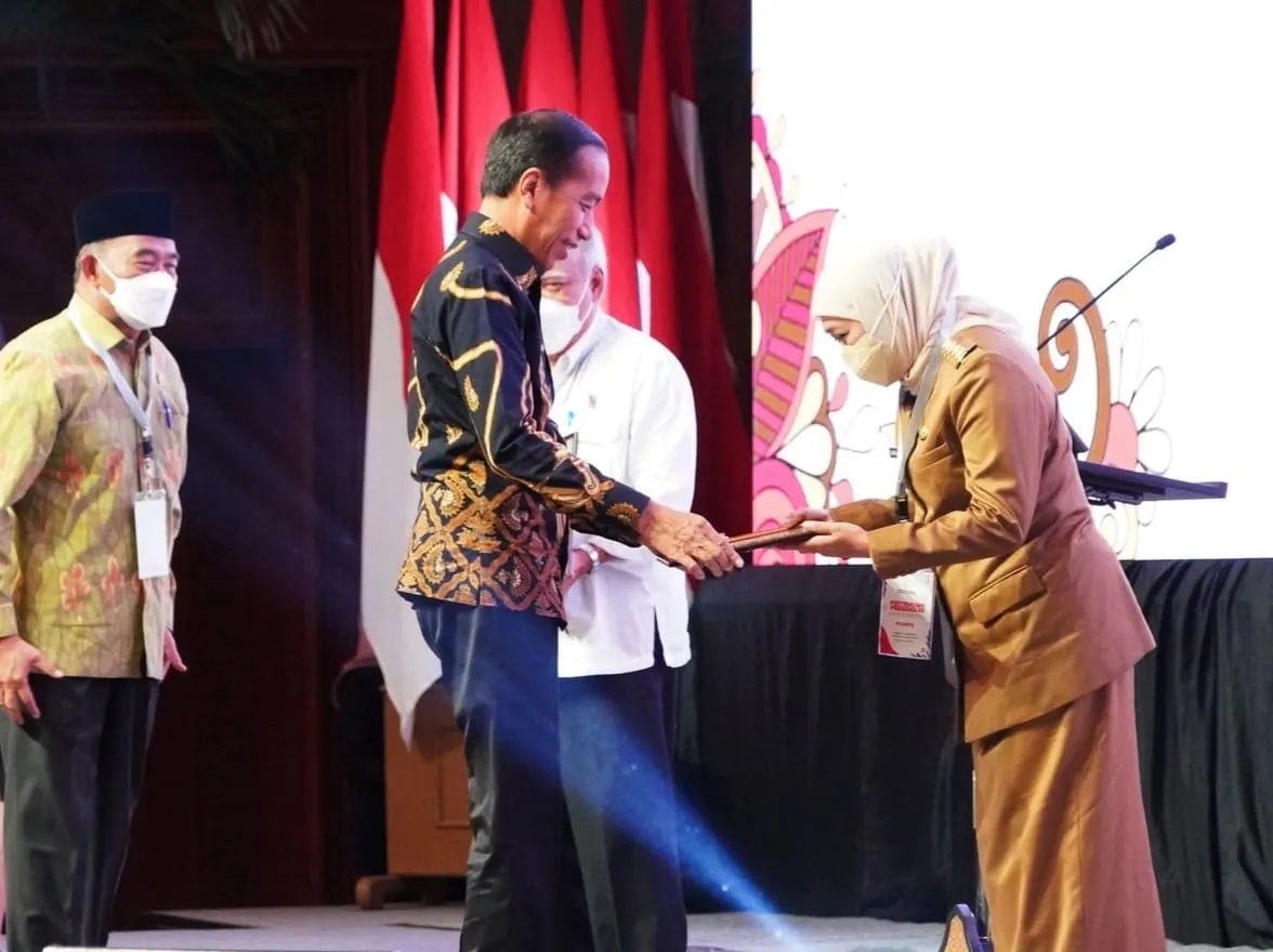 Terima Data P3KE Langsung  Dari Presiden, Gubernur Khofifah Siap Tancap Gas Berantas Kemiskinan Ekstrem di Jatim