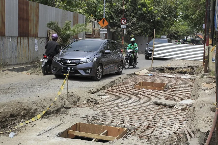 Tak Kunjung Rampung, Pembangunan Saluran Air di Kawasan Ketintang Madya Tuai Keluhan Warga