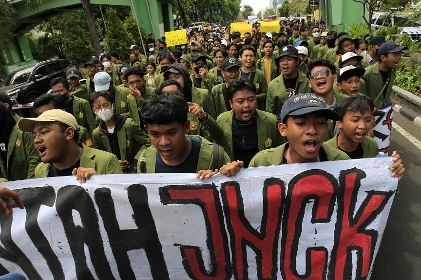 Sampaikan Sejumlah Tuntutan, Mahasiswa UPN Jatim Demo Kantor Gubernur Jatim