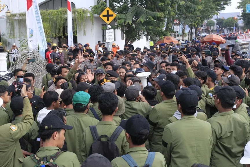 Tidak Ditemui Gubernur Khofifah, Demo Mahasiswa UPN Veteran Jatim Berakhir Ricuh