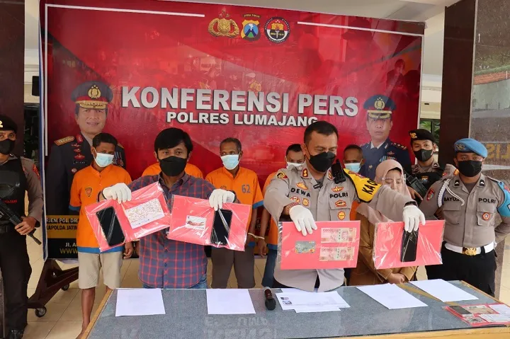 5 Pelaku Judi Online di Lumajang Dibekuk