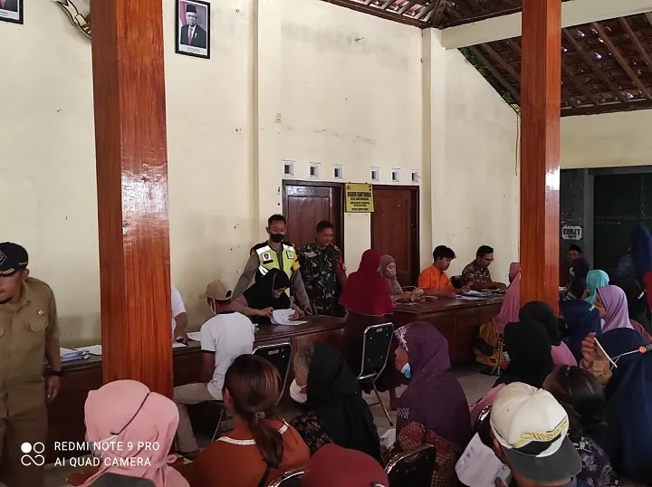 Polsek Lodoyo Barat Laksanakan Penyaluran Dana Bantuan BLT-BBM serta Program Bagi Sembako Tahun 2022