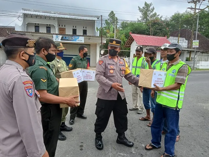 Polsek Talun Bagikan Paket Sembako di 7 Titik Guna Membantu Ringankan Beban Terdampak Kenaikan BBM