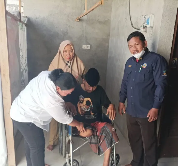 Bupati Gresik Bantu Kaki Palsu untuk Arif Susanto Hingga Modal Usaha