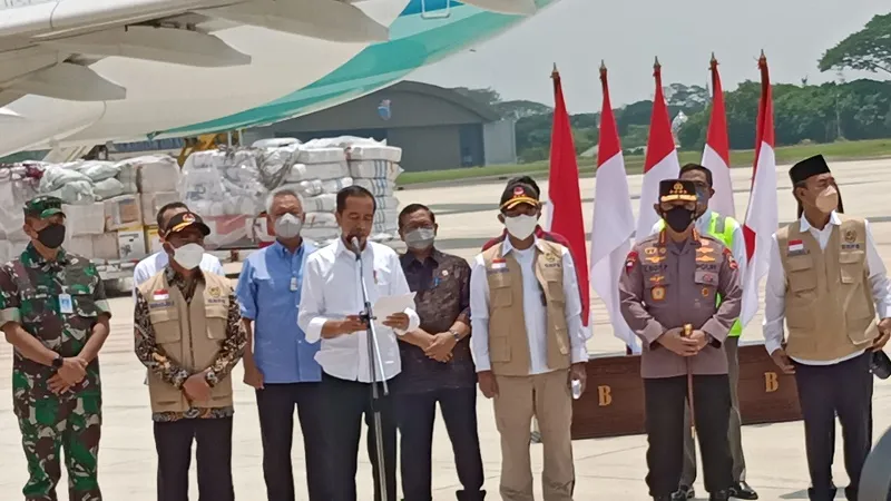 Tomy Winata, Senin Tadi, Dampingi Presiden Berangkatkan Bantuan Kemanusiaan ke Pakistan