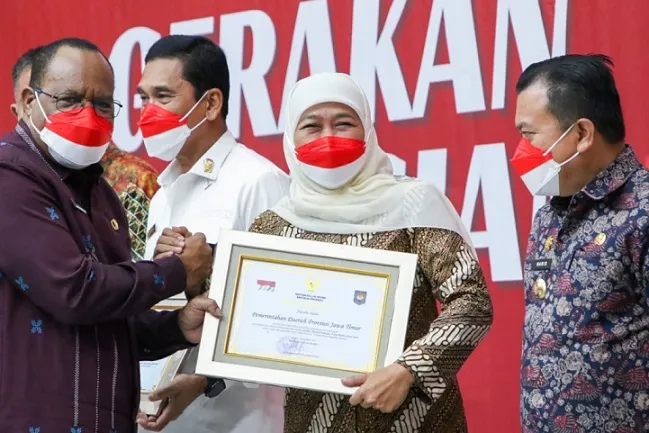 Gubernur Jawa Timur Khofifah Indar Parawansa saat menerima penghargaan dari Kemendagri