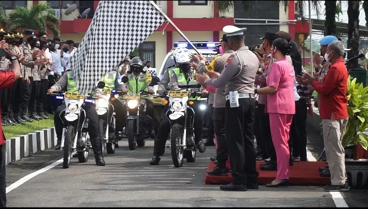 Polres Blitar Terus Lakukan Pendistribusian Bansos ke Daerah Bencana Banjir