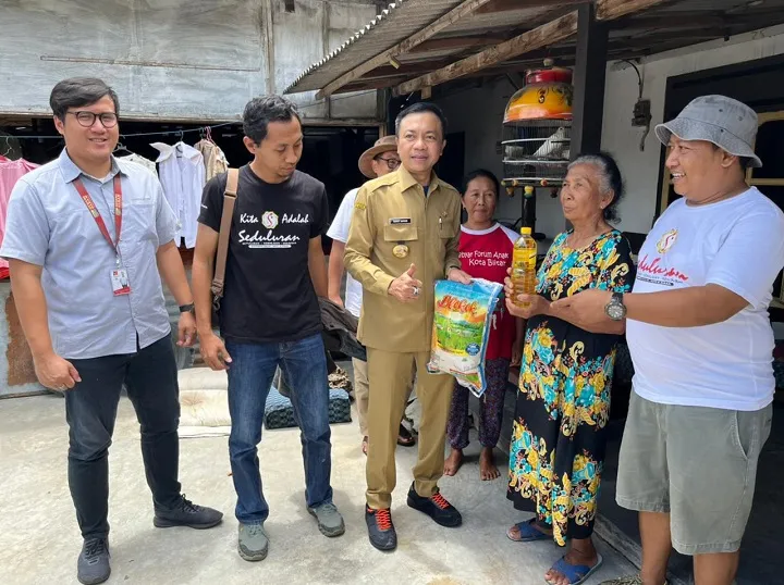 Peduli Bencana, Wabup Blitar Bersama Pengusaha dan Wartawan Bagikan Ribuan Paket Sembako