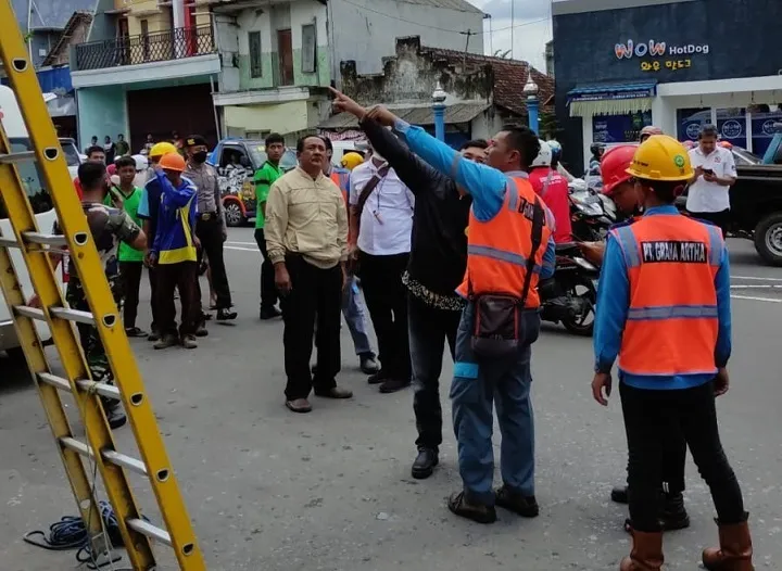 Buruh Lepas Tersengat Listrik saat Benahi Genteng