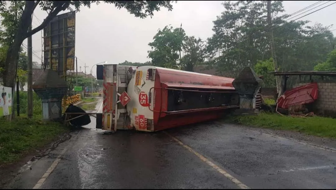 Truk Pertamina Terguling di Blitar, Sopir Truk Positif Sabu