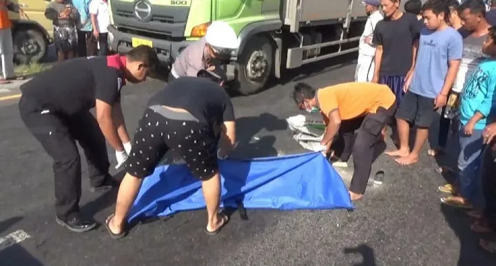 Pemotor Tewas Terlindas Truk di Jombang