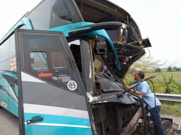 Bus Pariwisata Tabrak Truk, 1 Tewas 4 Luka Berat
