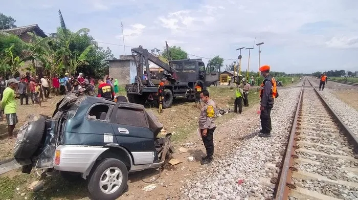 Mobil Tertabrak KA, 2 Tewas dan Tiga Luka-luka