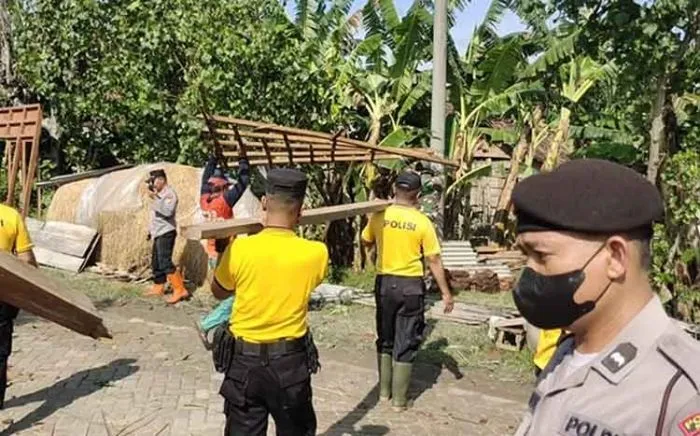 Polres Ngawi Bantu Warga Terdampak Puting Beliung