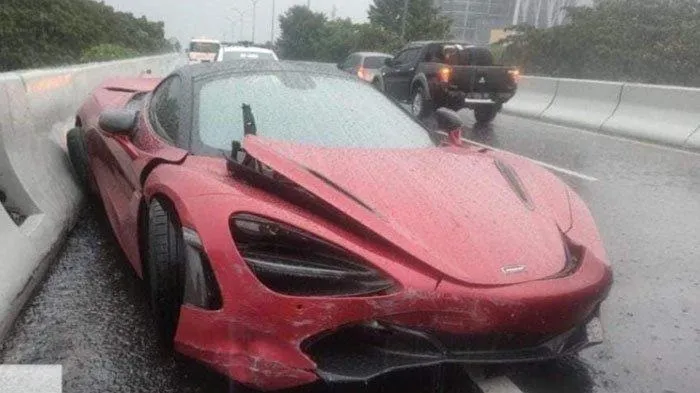 Supercar McLaren Kecelakaan Tunggal di Tol Waru-Juanda