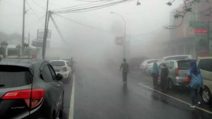 Kota Batu Tertutup Kabut Tebal, Jarak Pandang hanya 10 Meter