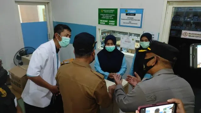 Petugas Gabungan di Kediri Sidak ke Apotek