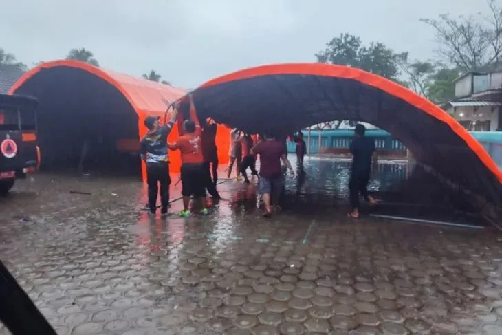 Atap SD Ambruk, BPBD Jember Bangun Tenda Darurat
