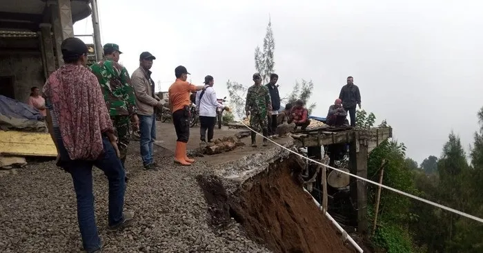 Hujan Deras Sebabkan 3 Titik di Probolinggo Longsor