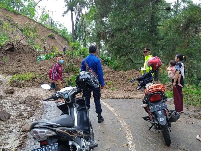Jalur Antar Kecamatan di Trenggalek Tertutup Longsor