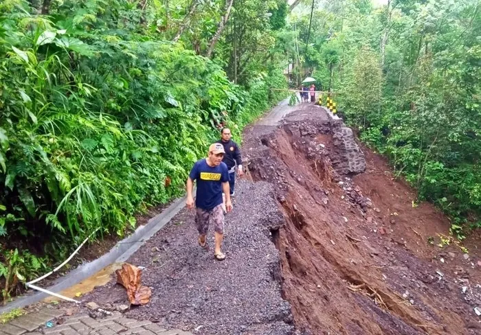 Jalur Menuju Destinasi Wisata Ambrol
