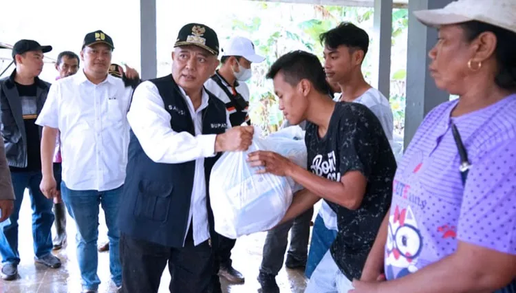 Bupati Malang Tinjau Lokasi Banjir dan Bagi Bantuan