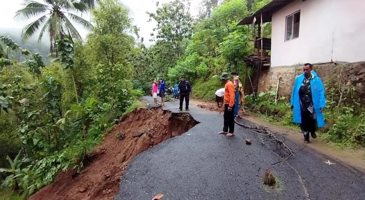 39 Rumah Rusak dan 10 Jalan Ambles di Pacitan