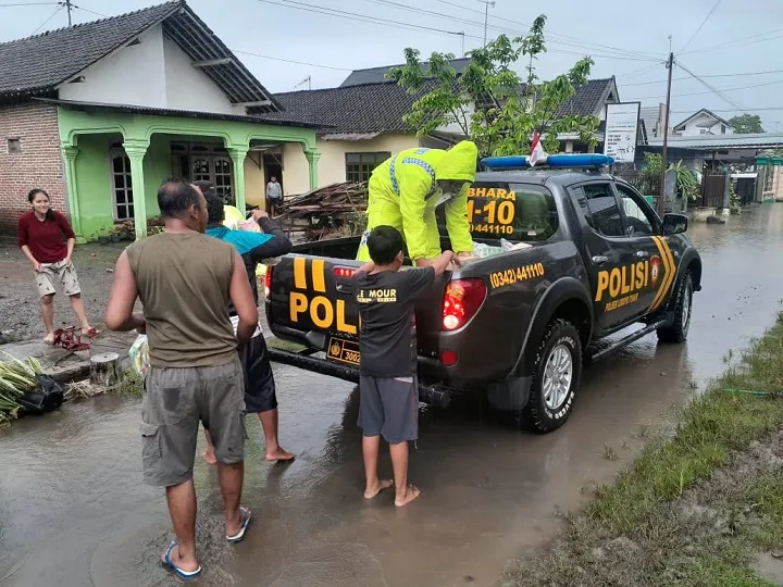 Polres Blitar Kirim Paket Bantuan ke Daerah Banjir, serta Bentuk Team Khusus Pencari Warga yang Terdampak Banjir