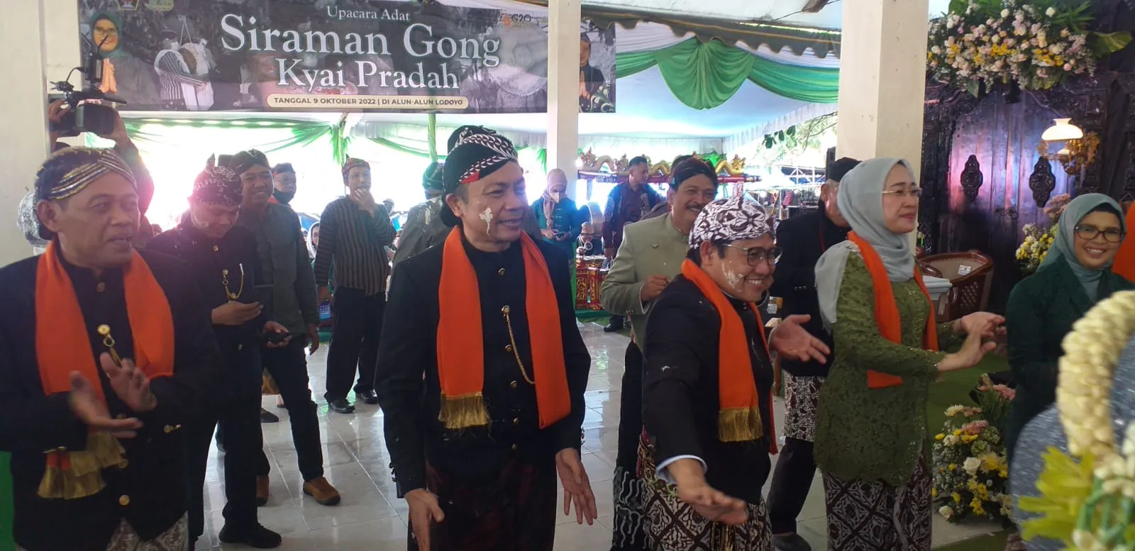 Dengan Tema Maju Bersama Sejahtera Bersama, Bupati Blitar Lakukan Kegiatan Siraman Gong Kyai Pradah di Alun Alun Desa Sutojayan Kabupaten Blitar