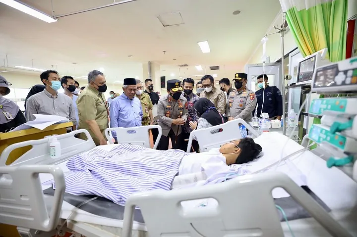 Jenguk Korban Tragedi Stadion Kanjuruhan di RS Saiful Anwar, Kapolda Jatim Ucapkan Permohonan Maaf