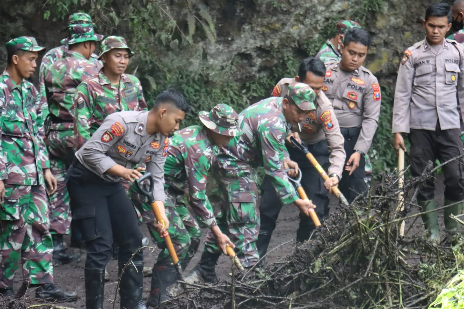 Bersinergi Bersama TNI dan BPBD, Polres Lumajang Tangani Bencana Tanah Longsor di Ranupani