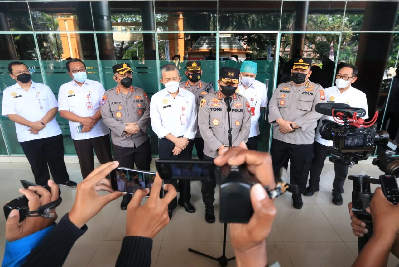 Kapolda Jatim Irjen Toni Harmanto Jenguk Korban Tragedi Kanjuruhan di RSSA Malang
