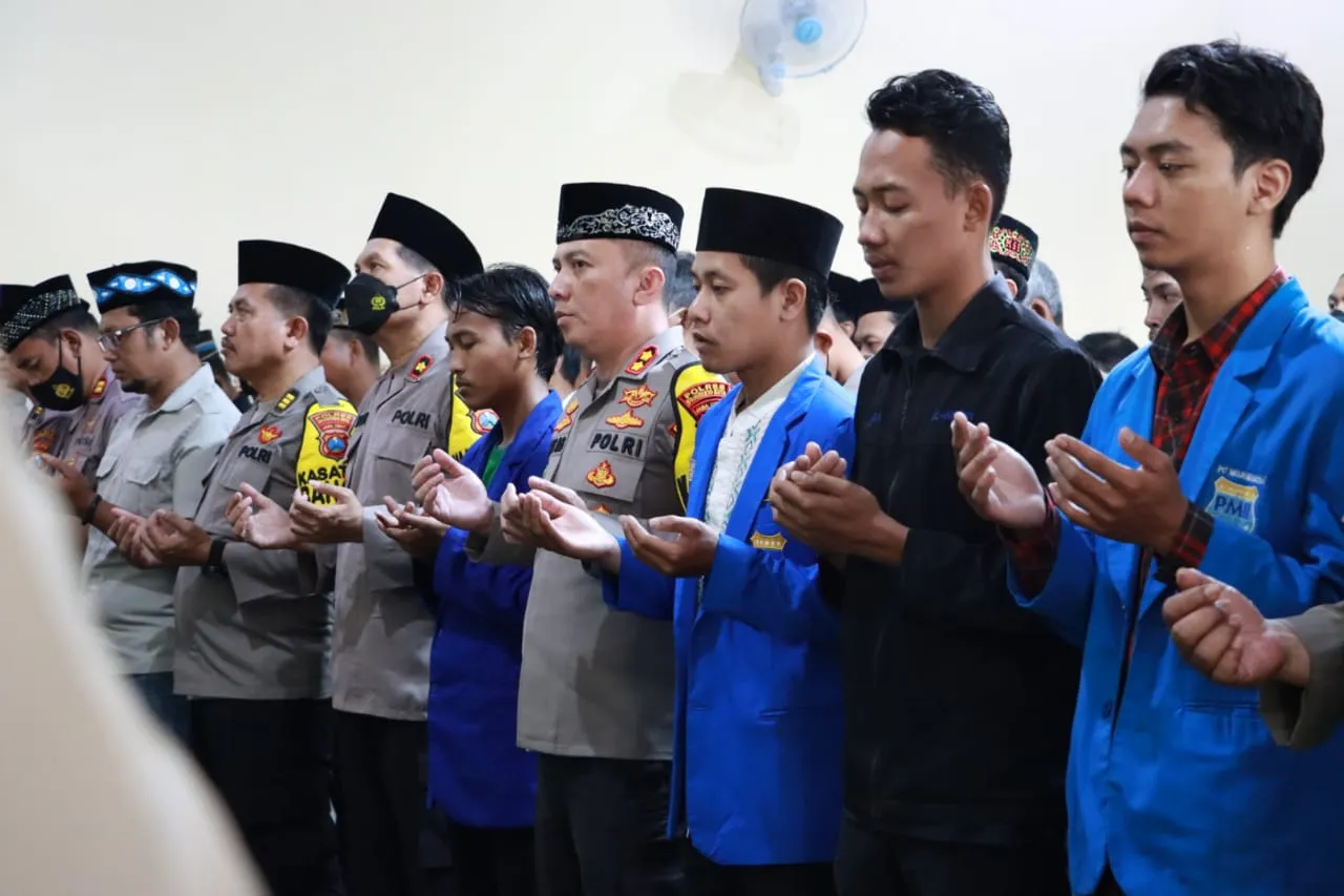 Polresta Mojokerto bersama Mahasiswa Gelar Sholat Ghoib dan Doa Bersama untuk Korban Kanjuruhan