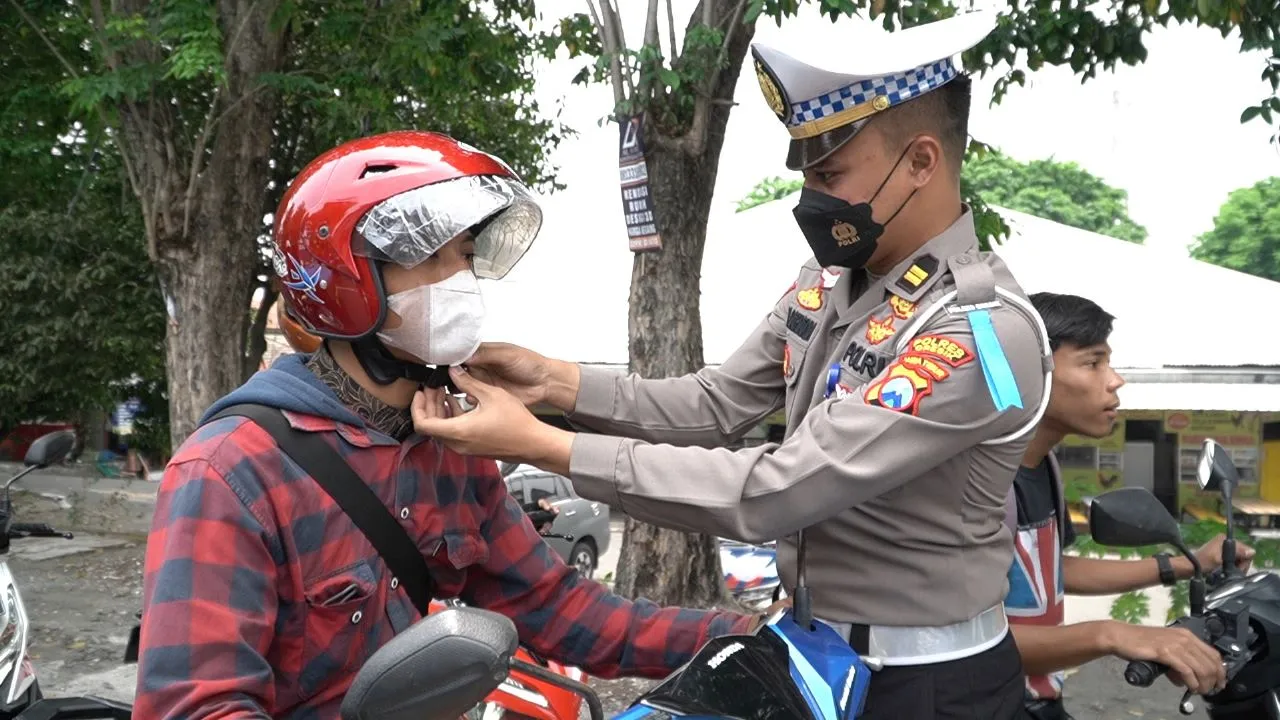 Tekan Kecelakaan, Satlantas Polres Gresik Bagikan Helm SNI