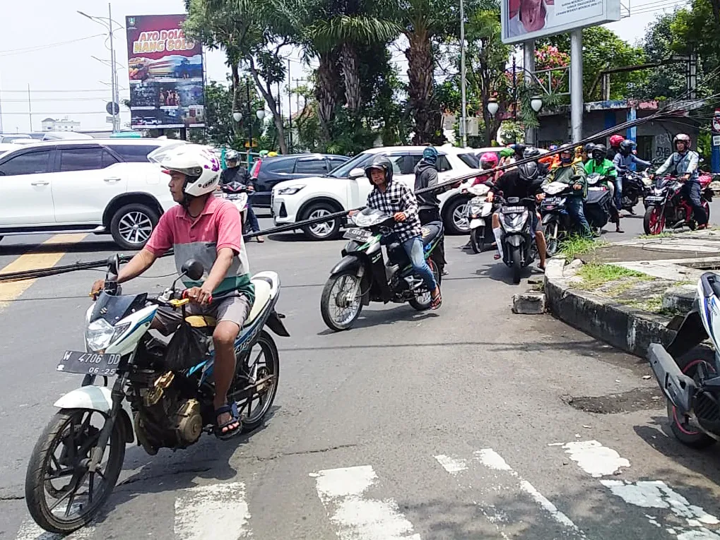Ada Kabel Melintang, Jalan Ngagel Macet
