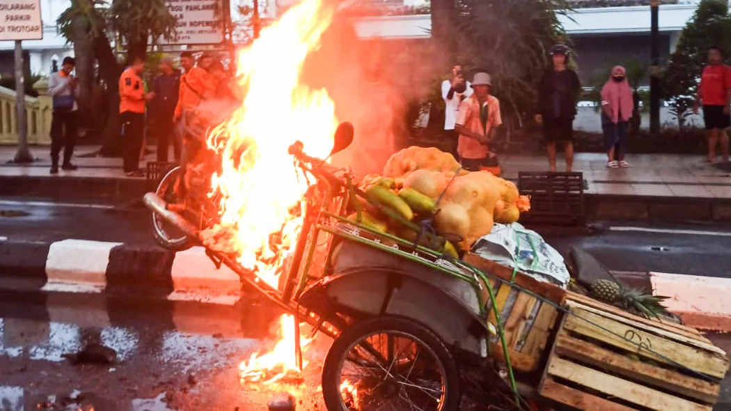 Mesin Konslet, Bentor Terbakar di Depan Tugu Pahlawan Surabaya